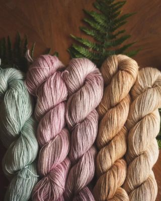 Při naskladnění eshopu se na něm objeví i pár posledních kousků přízí z rostlinných materiálů. :)